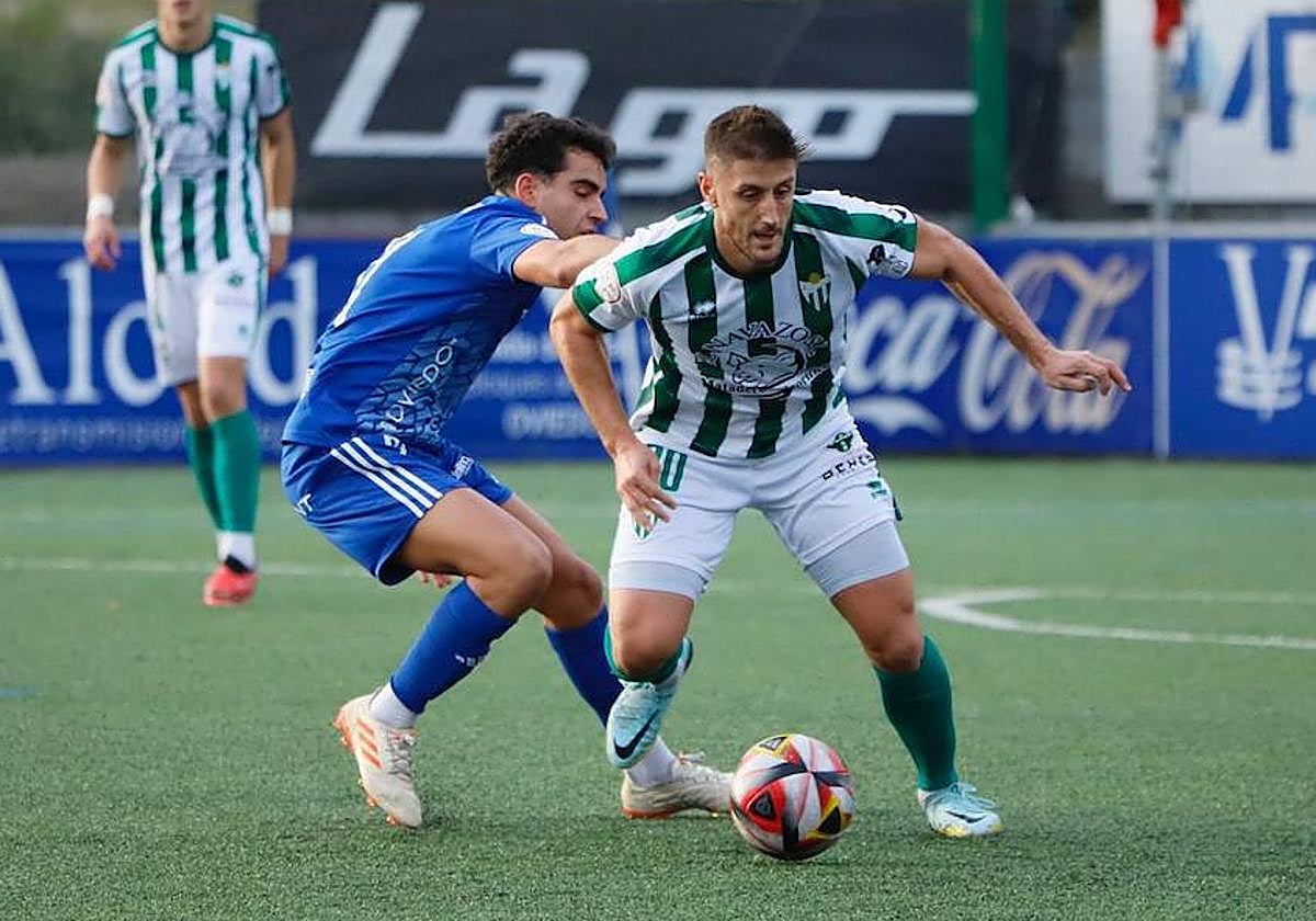Un momento del partido entre el Guijuelo y el Covadonga.