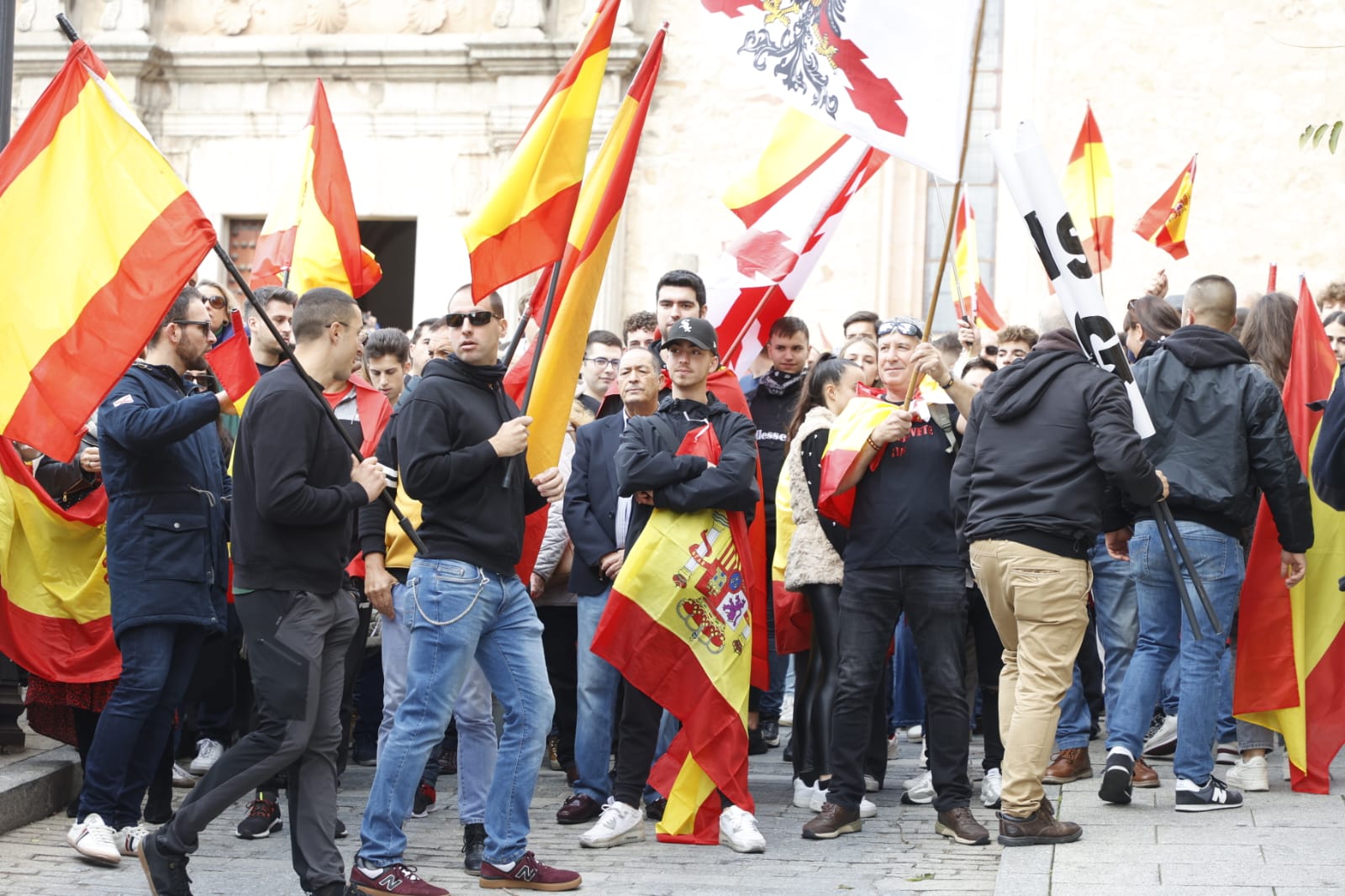 Unas 2.000 personas se concentran frente a la sede del PSOE para gritar contra Pedro Sánchez