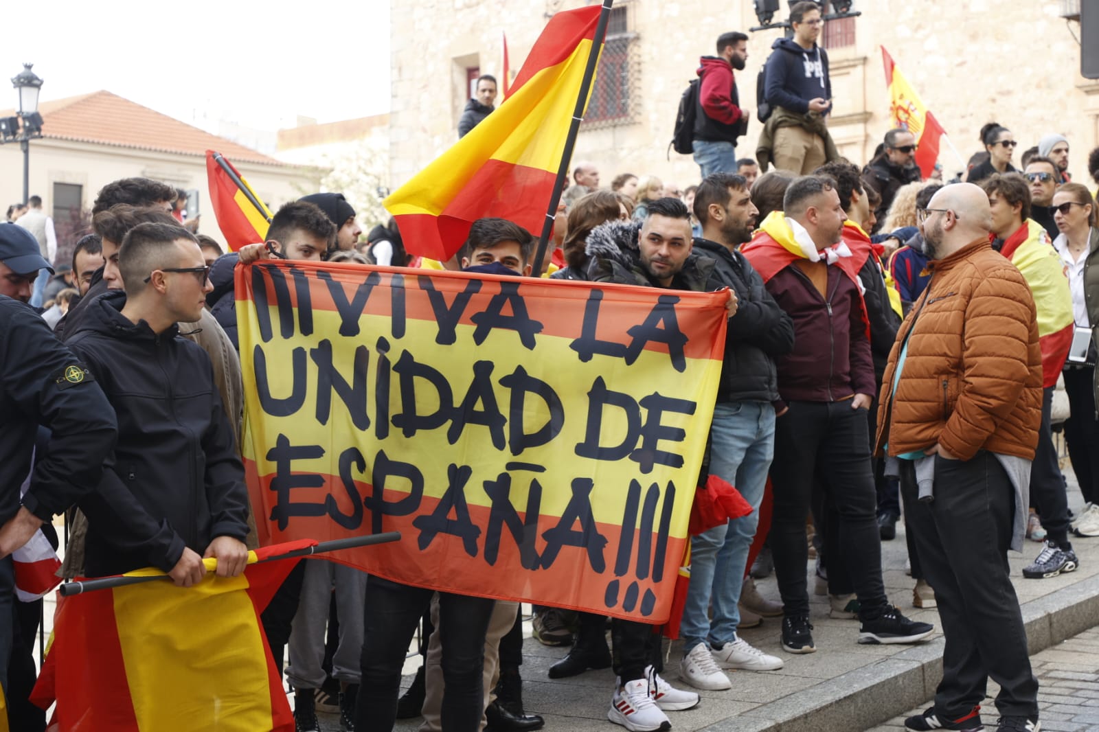 Unas 2.000 personas se concentran frente a la sede del PSOE para gritar contra Pedro Sánchez