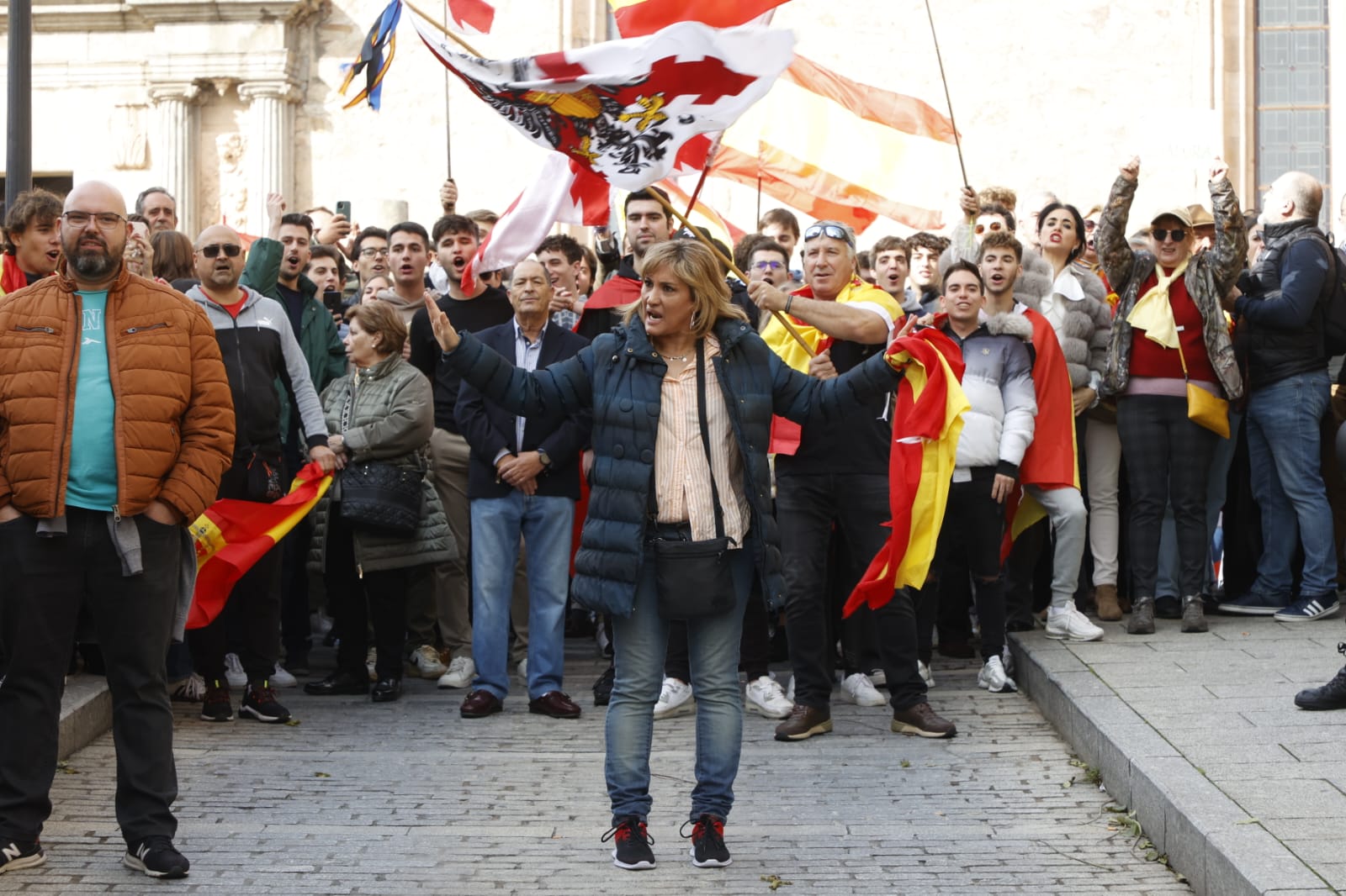 Unas 2.000 personas se concentran frente a la sede del PSOE para gritar contra Pedro Sánchez