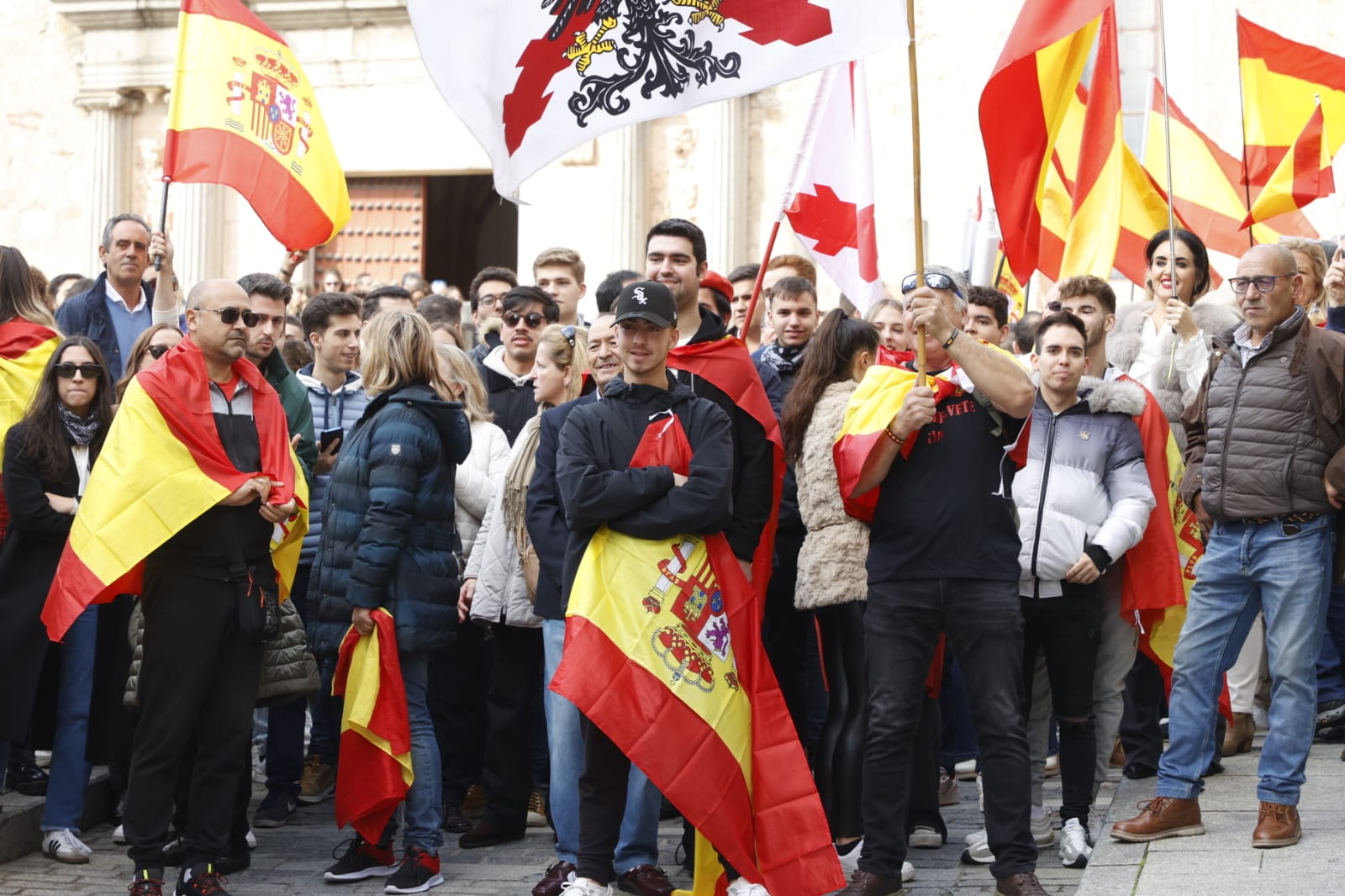 Unas 2.000 personas se concentran frente a la sede del PSOE para gritar contra Pedro Sánchez