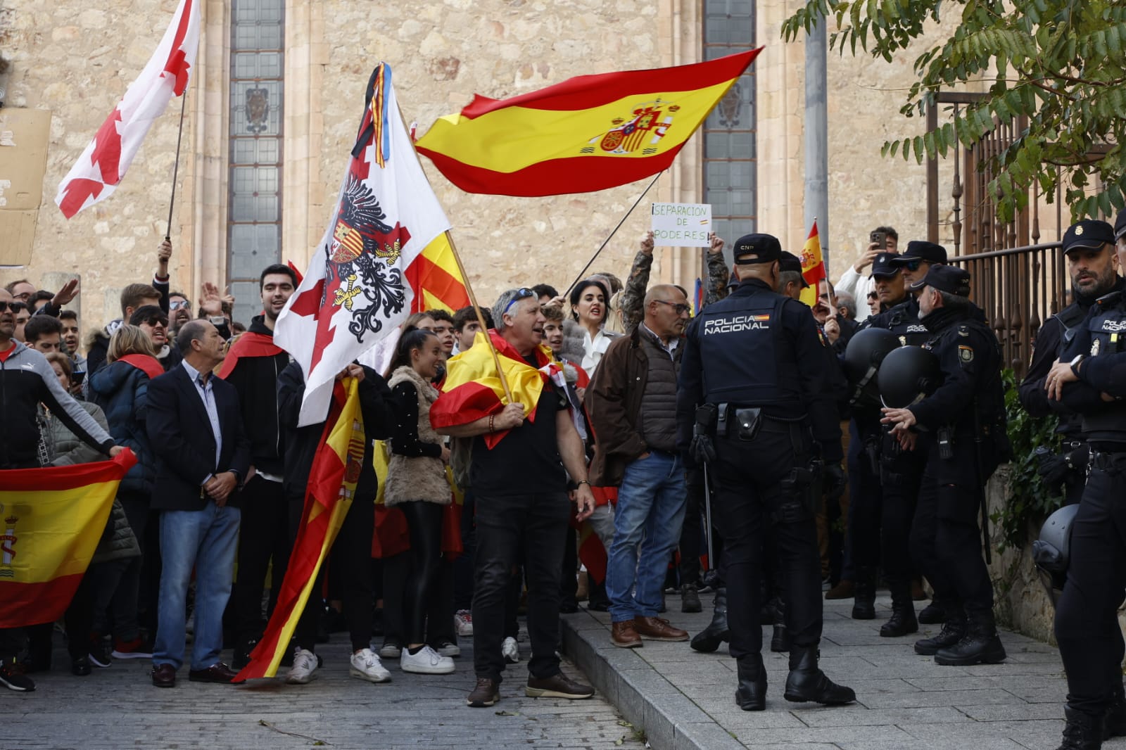 Unas 2.000 personas se concentran frente a la sede del PSOE para gritar contra Pedro Sánchez