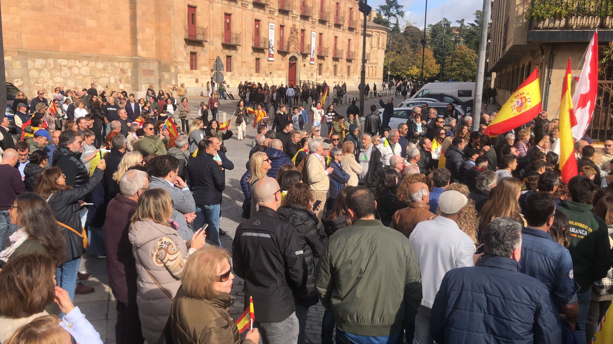 Unas 2.000 personas se concentran frente a la sede del PSOE para gritar contra Pedro Sánchez