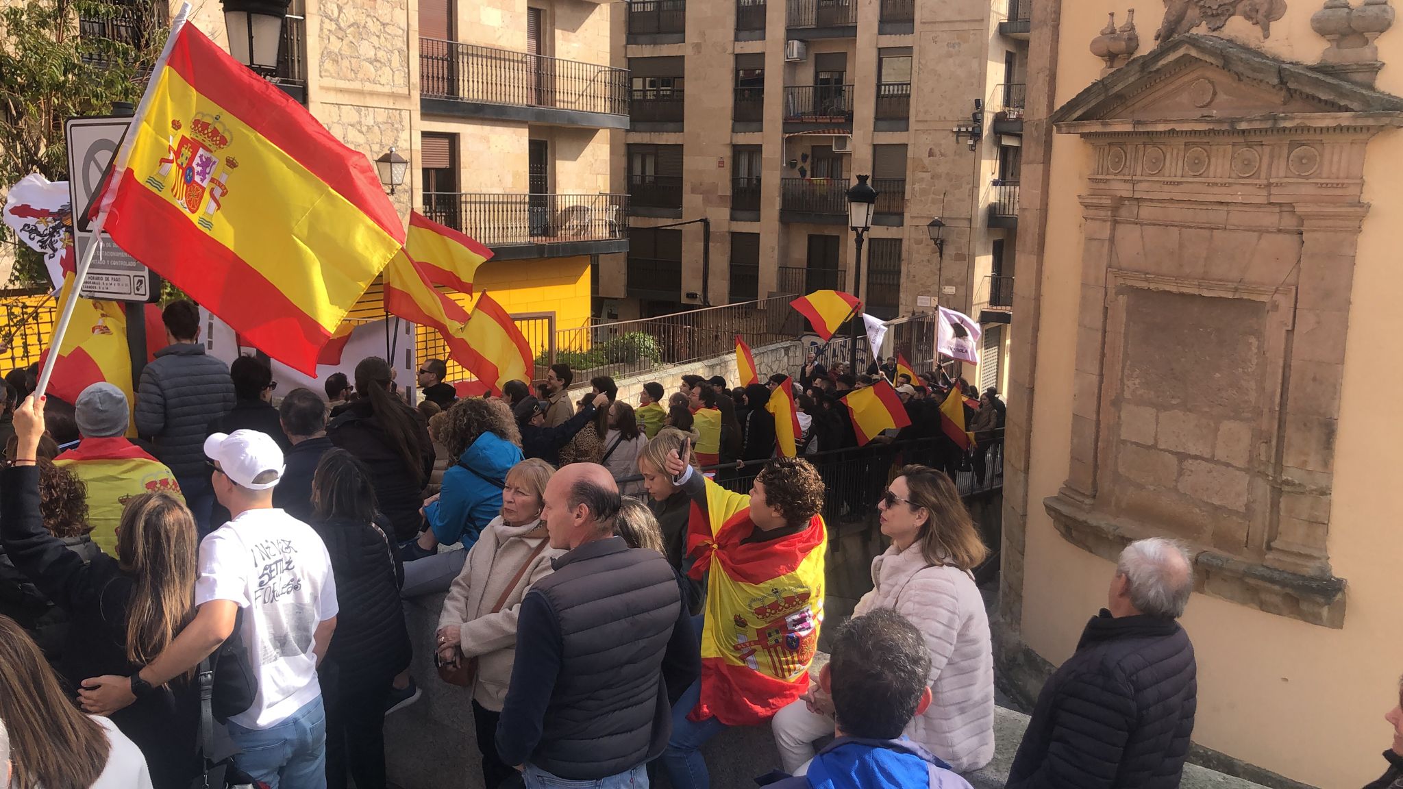 Unas 2.000 personas se concentran frente a la sede del PSOE para gritar contra Pedro Sánchez