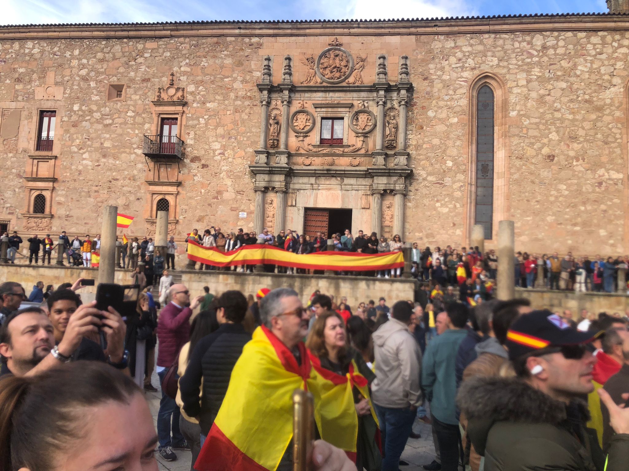 Unas 2.000 personas se concentran frente a la sede del PSOE para gritar contra Pedro Sánchez