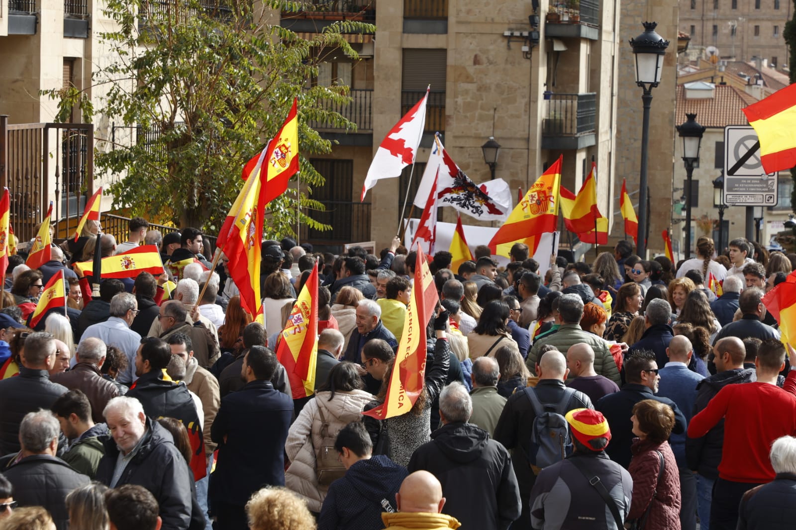 Unas 2.000 personas se concentran frente a la sede del PSOE para gritar contra Pedro Sánchez