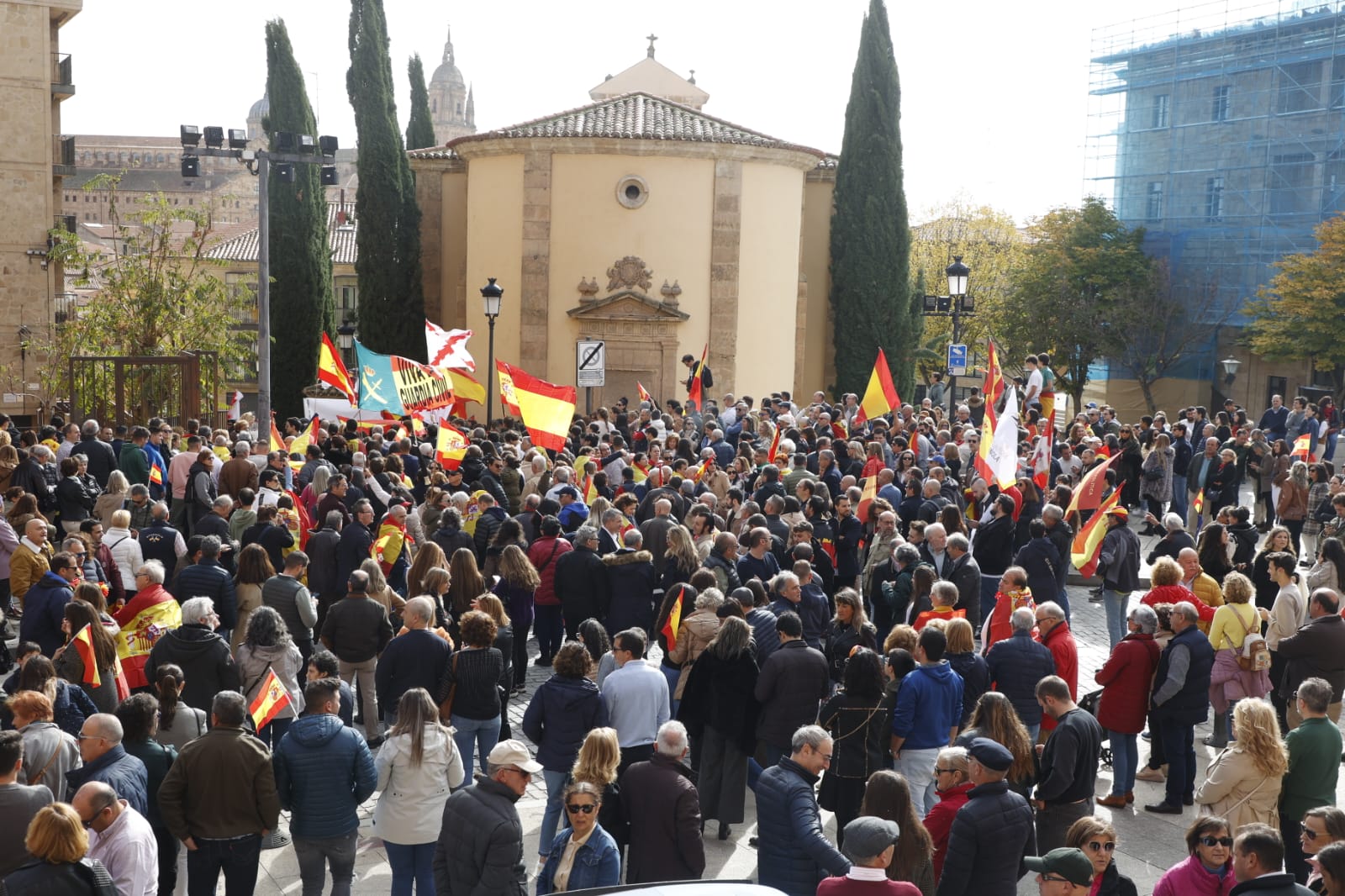 Unas 2.000 personas se concentran frente a la sede del PSOE para gritar contra Pedro Sánchez