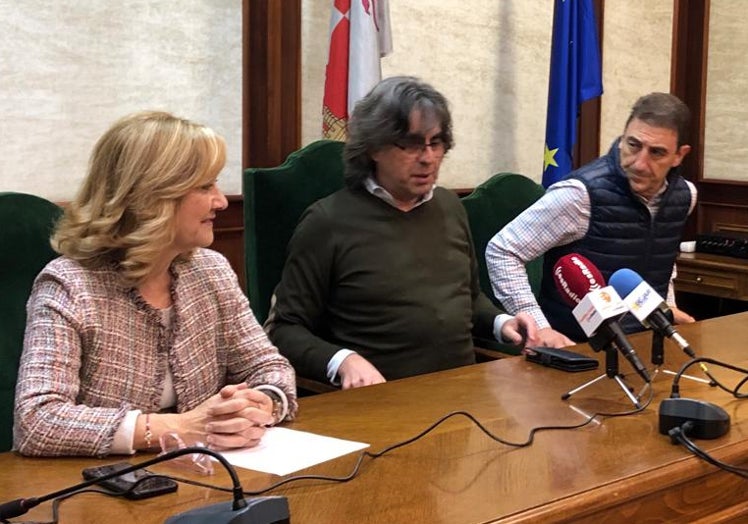 Purificación Pozo, Luis Francisco Martín y Rubén Martín, esta tarde en el Ayuntamiento de Béjar.