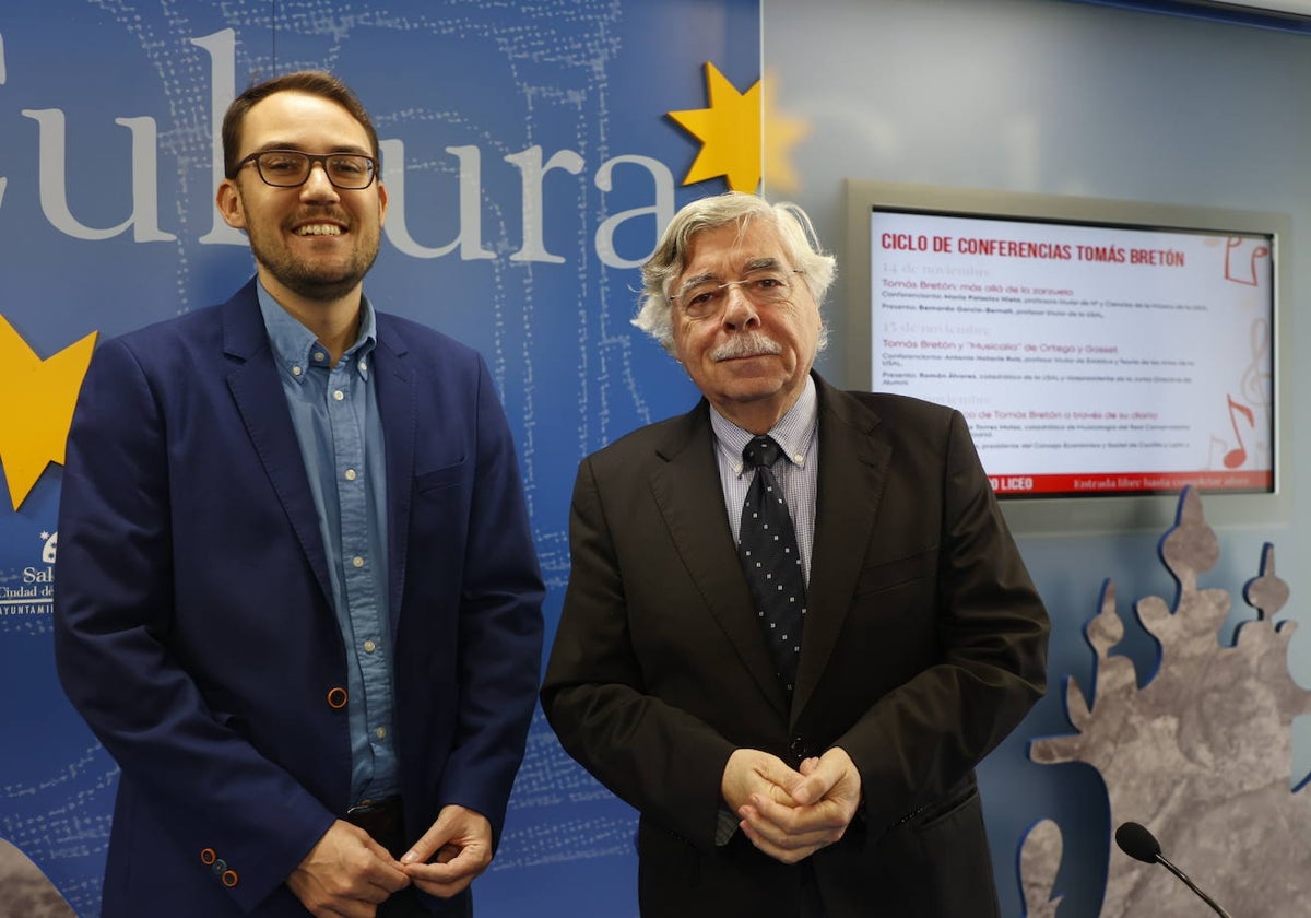 El concejal de Cultura, Ángel Fernández Silva, y el vicepresidente de Alumni USAl, Román Álvarez, presentaron el ciclo.