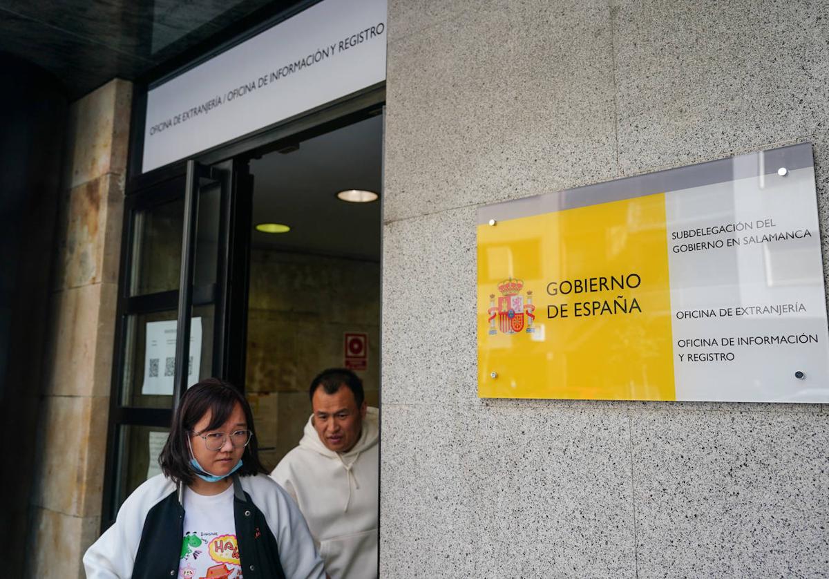 Dos ciudadanos salen de las oficinas de la Subdelegación del Gobierno y Extranjería, que se encuentran provisionalmente en el paseo de Torres Villarrel.