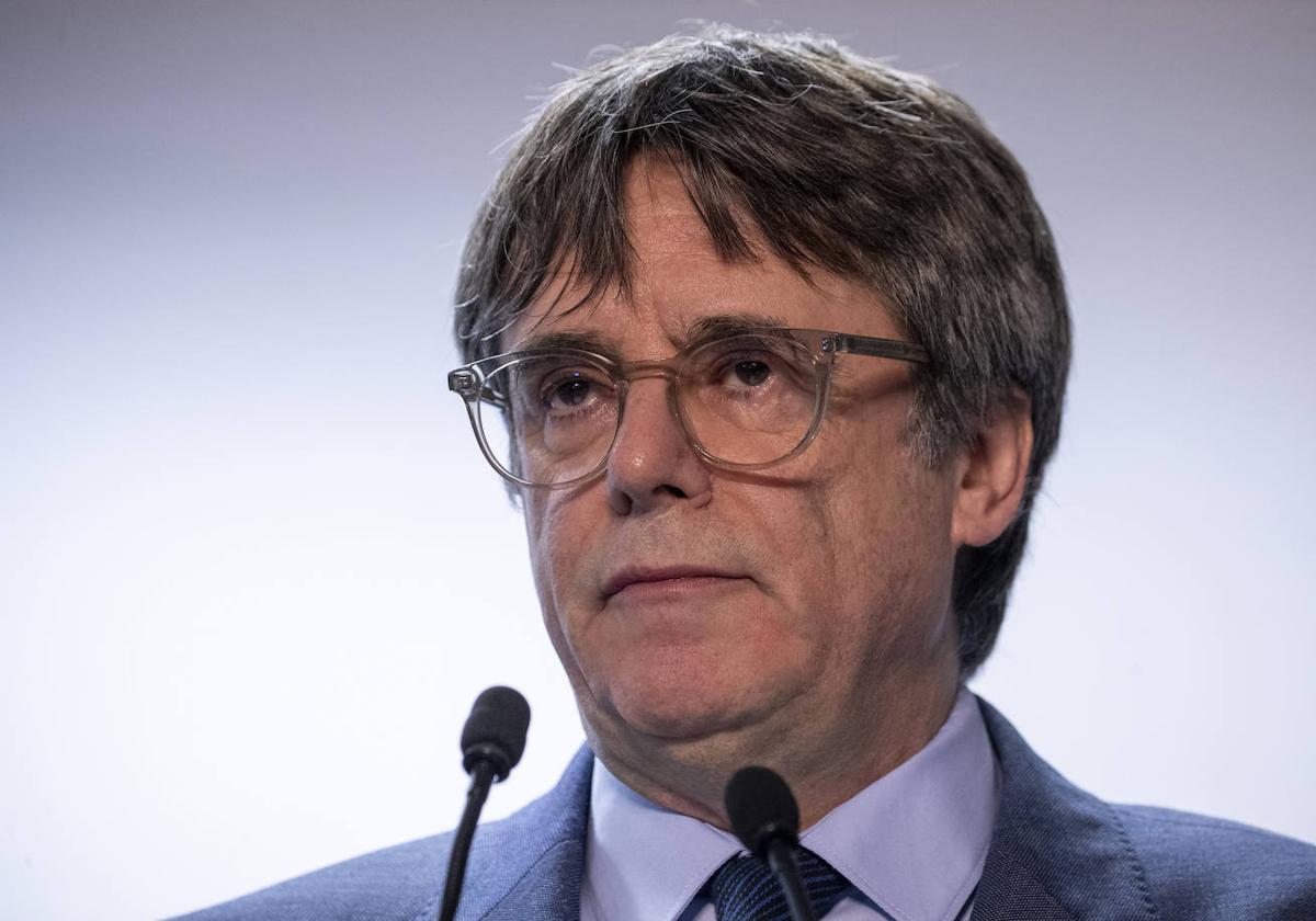 El expresidente de la Generalitat y eurodiputado de Junts, Carles Puigdemont, comparece en una rueda de prensa.