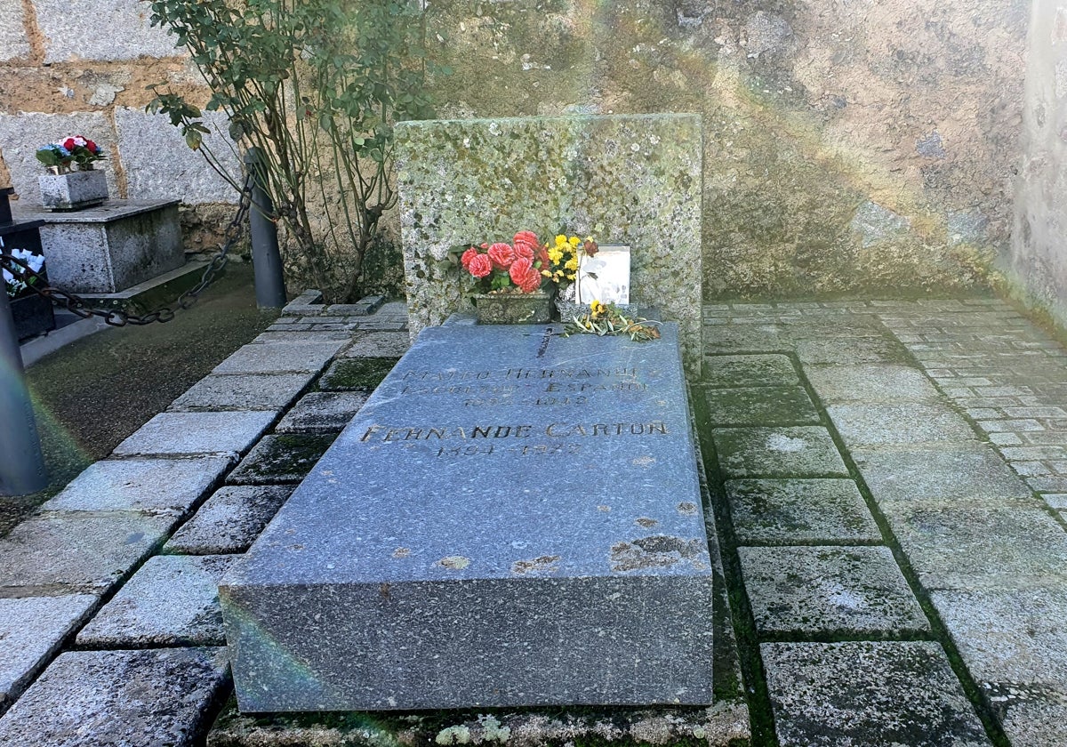 Imagen de la tumba del escultor bejarano Mateo Hernández, que acogerá la ofrenda flora en su honor el próximo 25 de noviembre en el cementerio de Béjar.