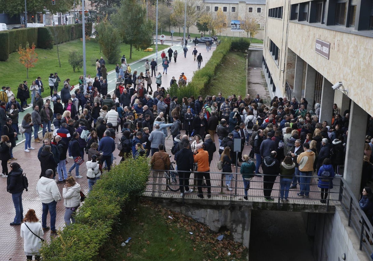 Opositores en la facultad de Derecho este domingo.