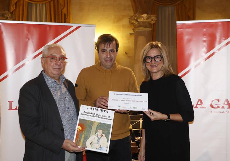 Momento de la entrega a Ángel Rodríguez del premio al mejor microrrelato.