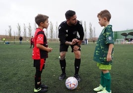 Joel explica a los dos pequeños capitanes del Sporting Carbajosa y el CD Guijuelo el sorteo de campos.