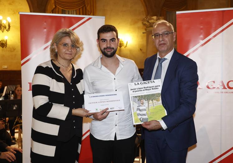 Javier López recibe el premio al mejor relato.