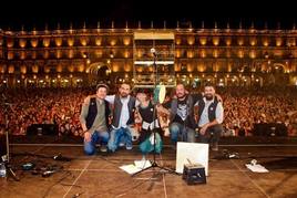 Miembros de Folk on Crest en la Plaza Mayor de Salamanca