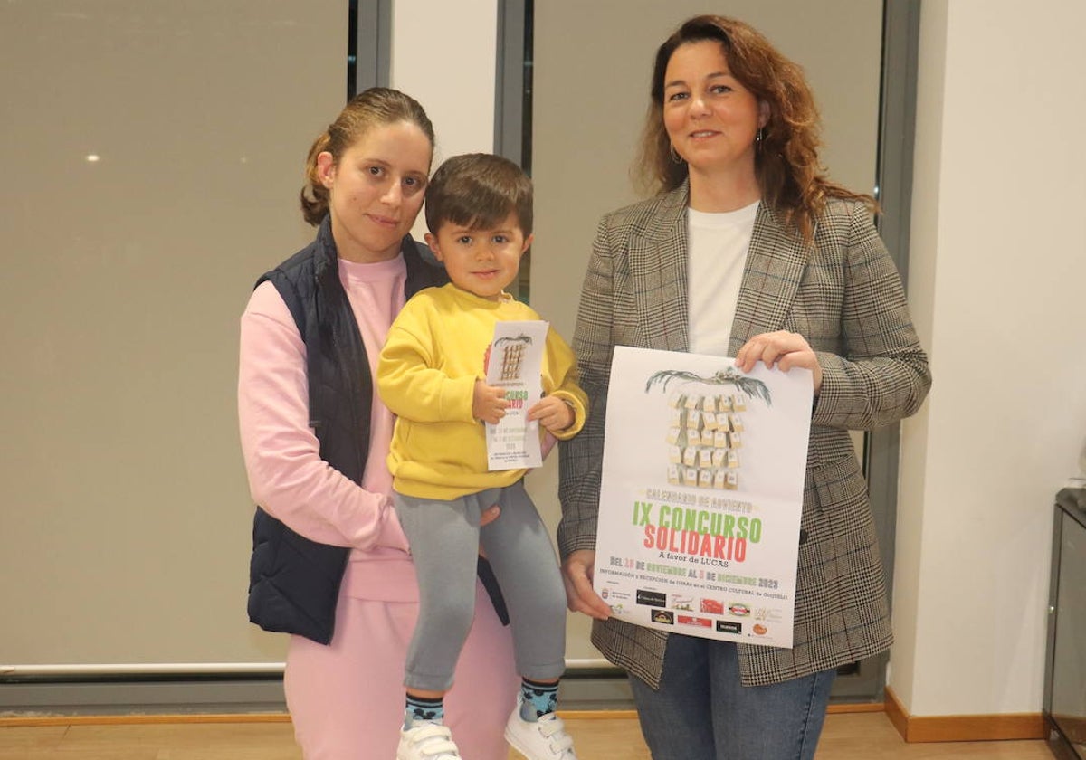 Virginia, la madre del pequeño; Lucas y la coordinadora municipal de Cultura de Guijuelo, María Jesús Moro.