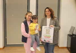 Virginia, la madre del pequeño; Lucas y la coordinadora municipal de Cultura de Guijuelo, María Jesús Moro.