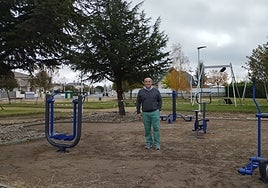 El edil Juan José Santos en el nuevo parque biosaludable.
