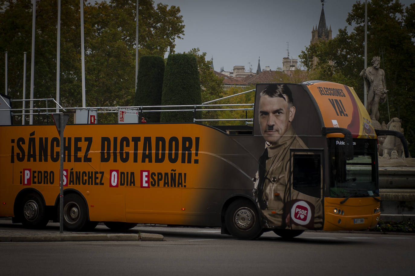 Decenas de personas se concentran contra Sánchez en el perímetro del Congreso