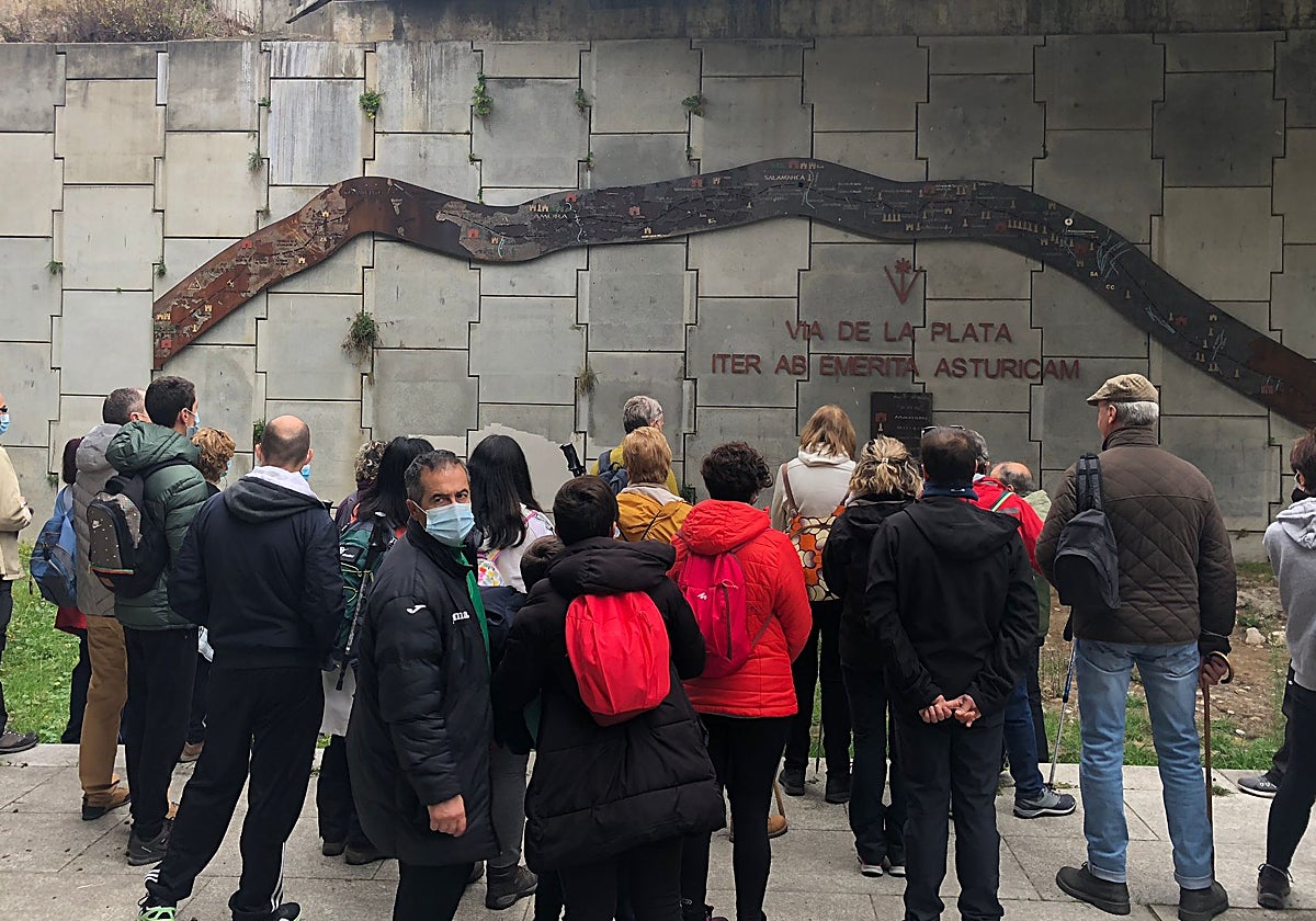 Un peregrino camina por la Vía de la Plata en el entorno de los términos de Puerto de Béjar y Aldeacipreste.
