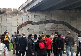 Un peregrino camina por la Vía de la Plata en el entorno de los términos de Puerto de Béjar y Aldeacipreste.