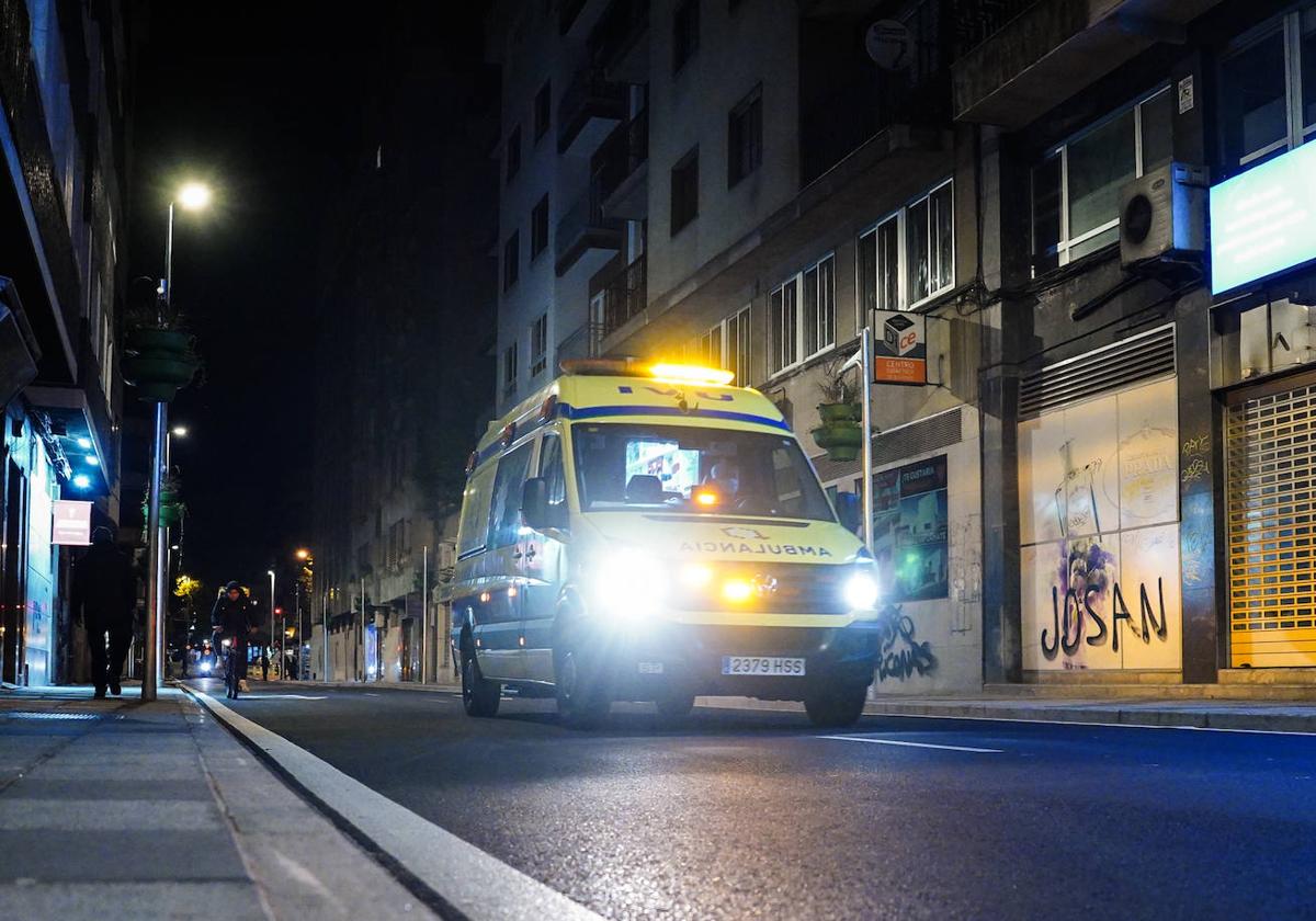 Imagen de una ambulancia de servicio.