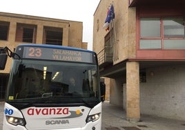 Un autobús metropolitano en Villamayor, Salamanca.