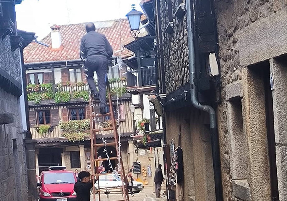 El Ayuntamiento de La Alberca ya ha iniciado la instalación de luces de Navidad.