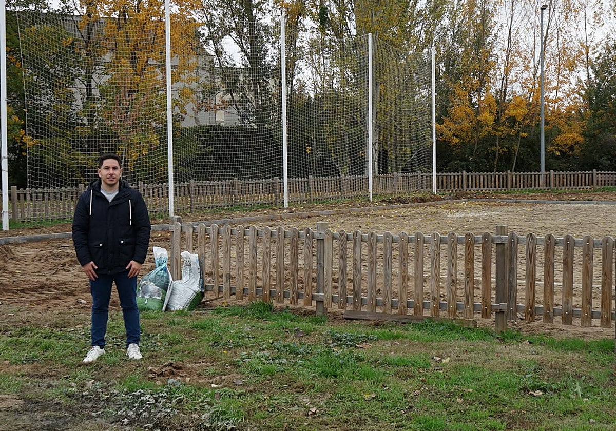 El edil de Deportes, Jorge Valiente, en la zona de La Raqueta.