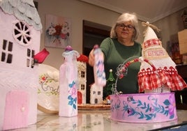 María Teresa López muestra algunas de sus creaciones artísticas, similares a las que adornarán su pueblo.