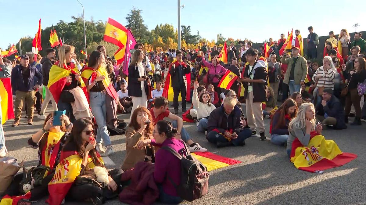 Cientos de manifestantes marchan hacia la Moncloa y cortan la A-6