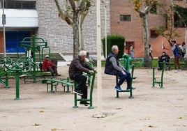 Personas mayores en uno de los parques en la Alamedilla.