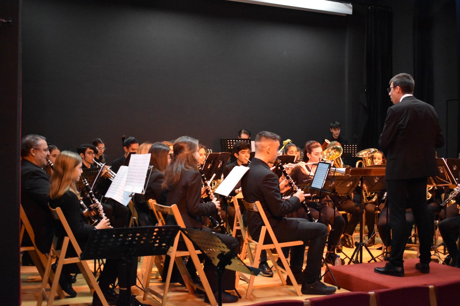 La Banda de Música de Villamayor seduce al público con el cine como protagonista