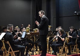 Parte de los integrantes de la Banda de Música de Villamayor