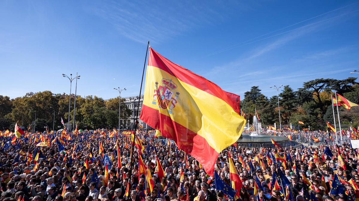 En vídeo: las banderas de España abarrotan Cibeles para protestar contra Sánchez