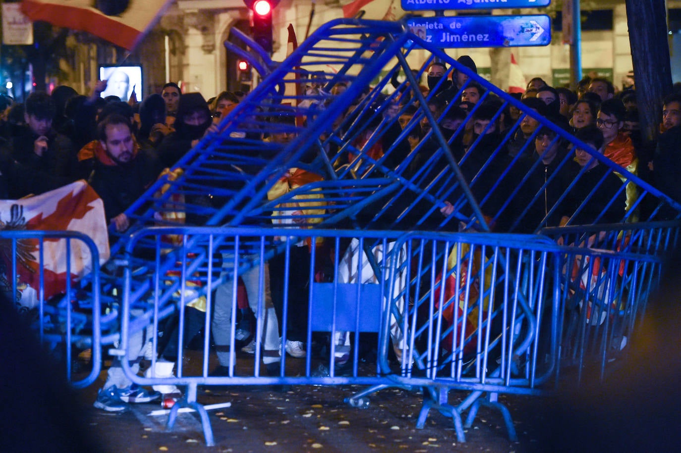 Los momentos de tensión en la decimosexta protesta en Ferraz en imágenes