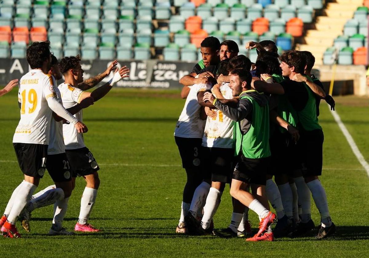 Los jugadores del Salamanca UDS celebran el gol de Galván.
