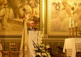 Juan Agustín Sánchez, frente al ambón en una de sus lecturas.