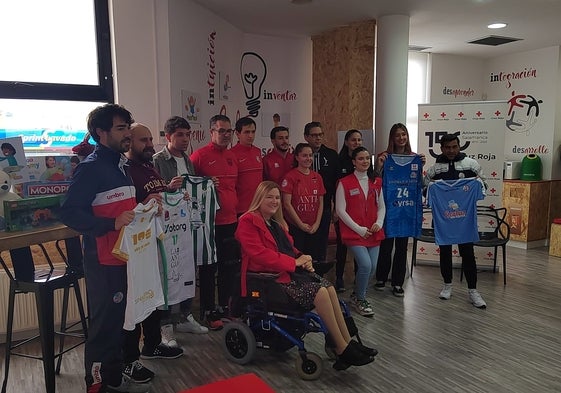 Representantes de equipos deportivos en la presentación de la campaña.