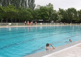 Usuarios en la piscina de verano de Santa Marta.