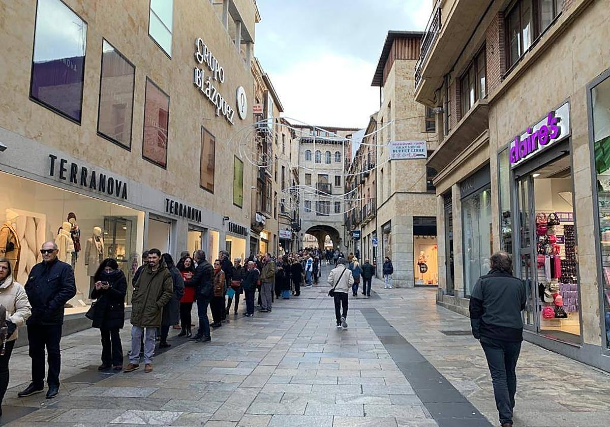 Fila de compradores de la mañana de este martes que llegaba hasta la Plaza Mayor