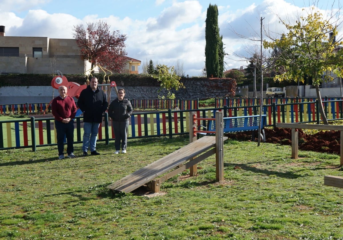 Juan José Santos, David Mingo y Soraya Sánchez en el parque infatil.