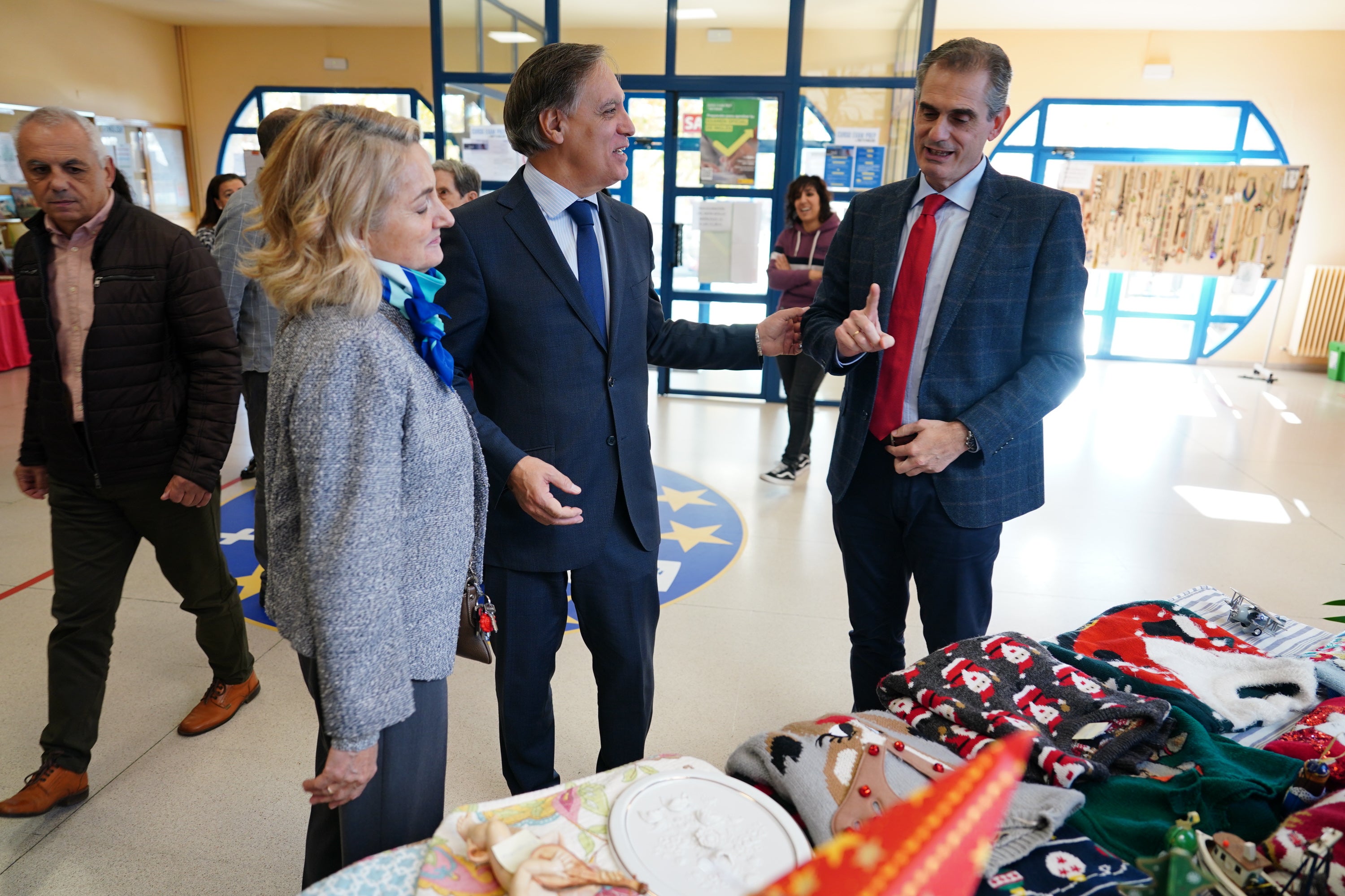 Regalos con &#039;una segunda vida&#039; en el mercadillo solidario de la Escuela de Idiomas