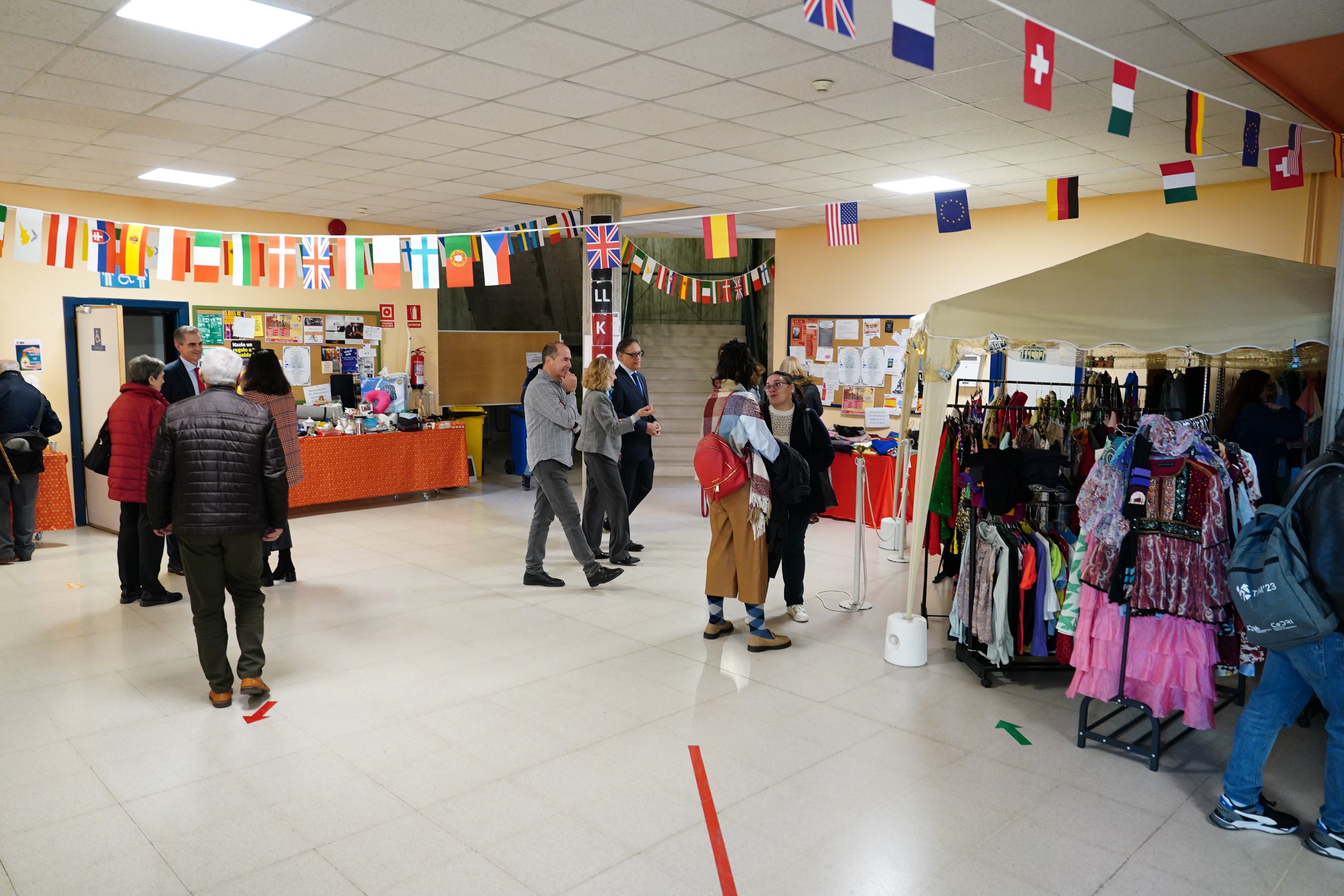 Regalos con &#039;una segunda vida&#039; en el mercadillo solidario de la Escuela de Idiomas