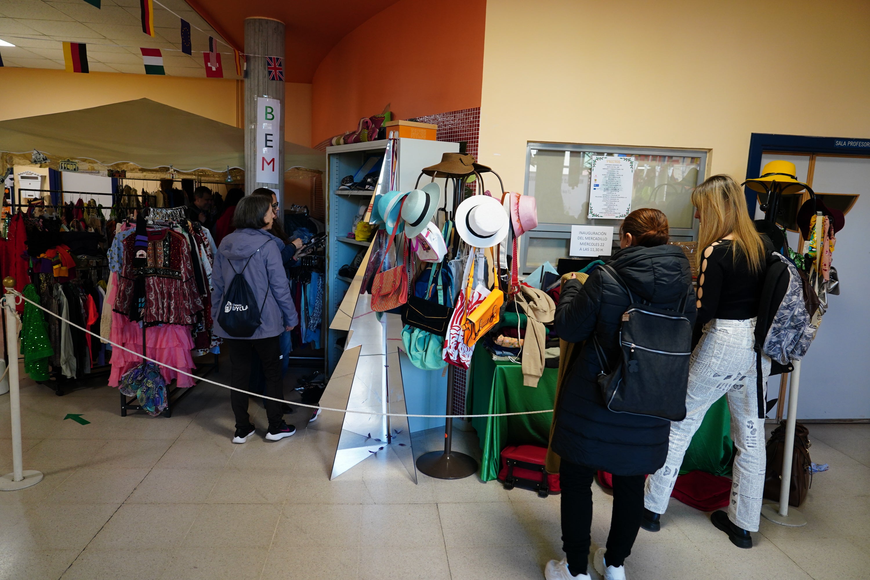 Regalos con &#039;una segunda vida&#039; en el mercadillo solidario de la Escuela de Idiomas