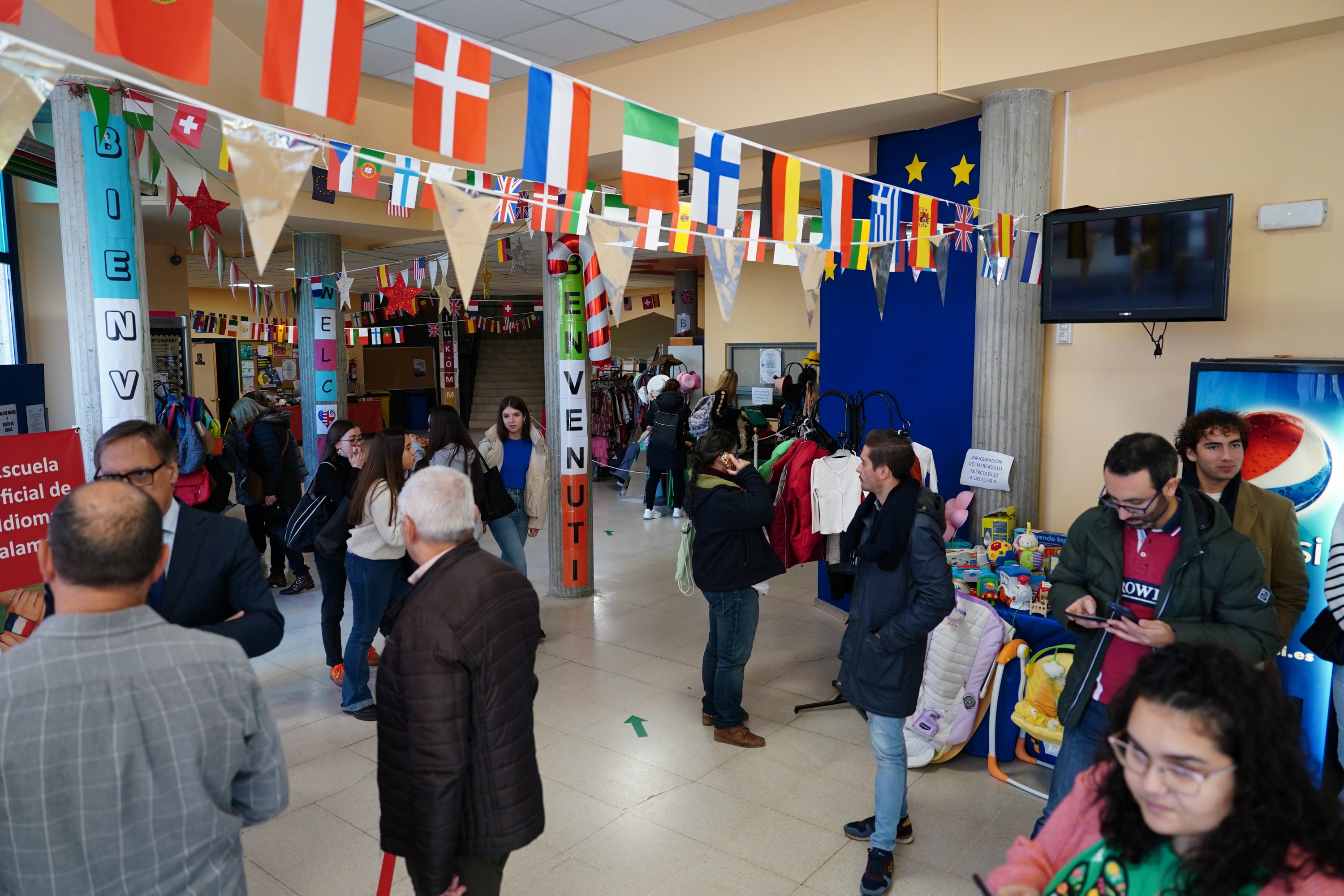 Regalos con &#039;una segunda vida&#039; en el mercadillo solidario de la Escuela de Idiomas