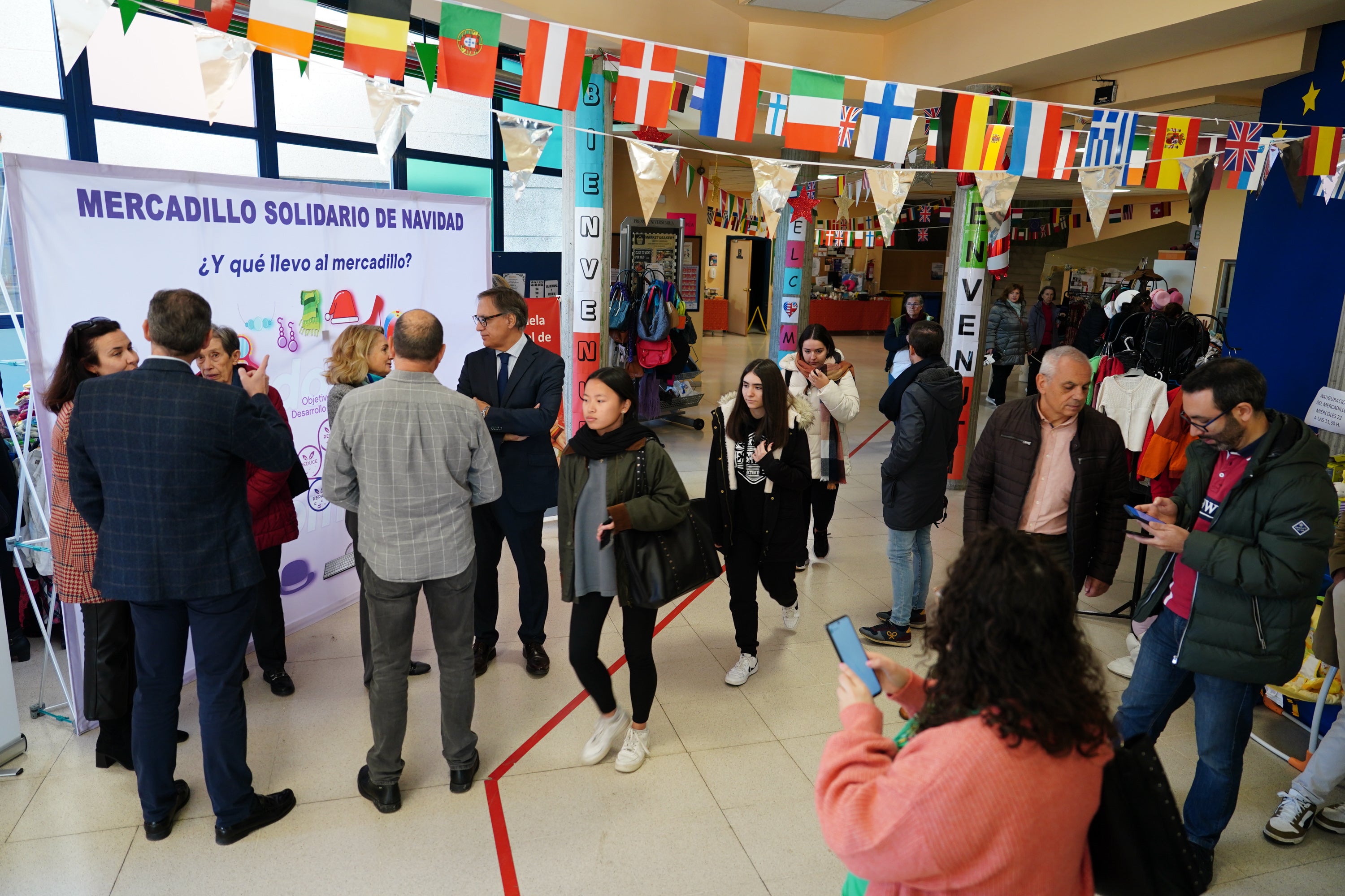 Regalos con &#039;una segunda vida&#039; en el mercadillo solidario de la Escuela de Idiomas