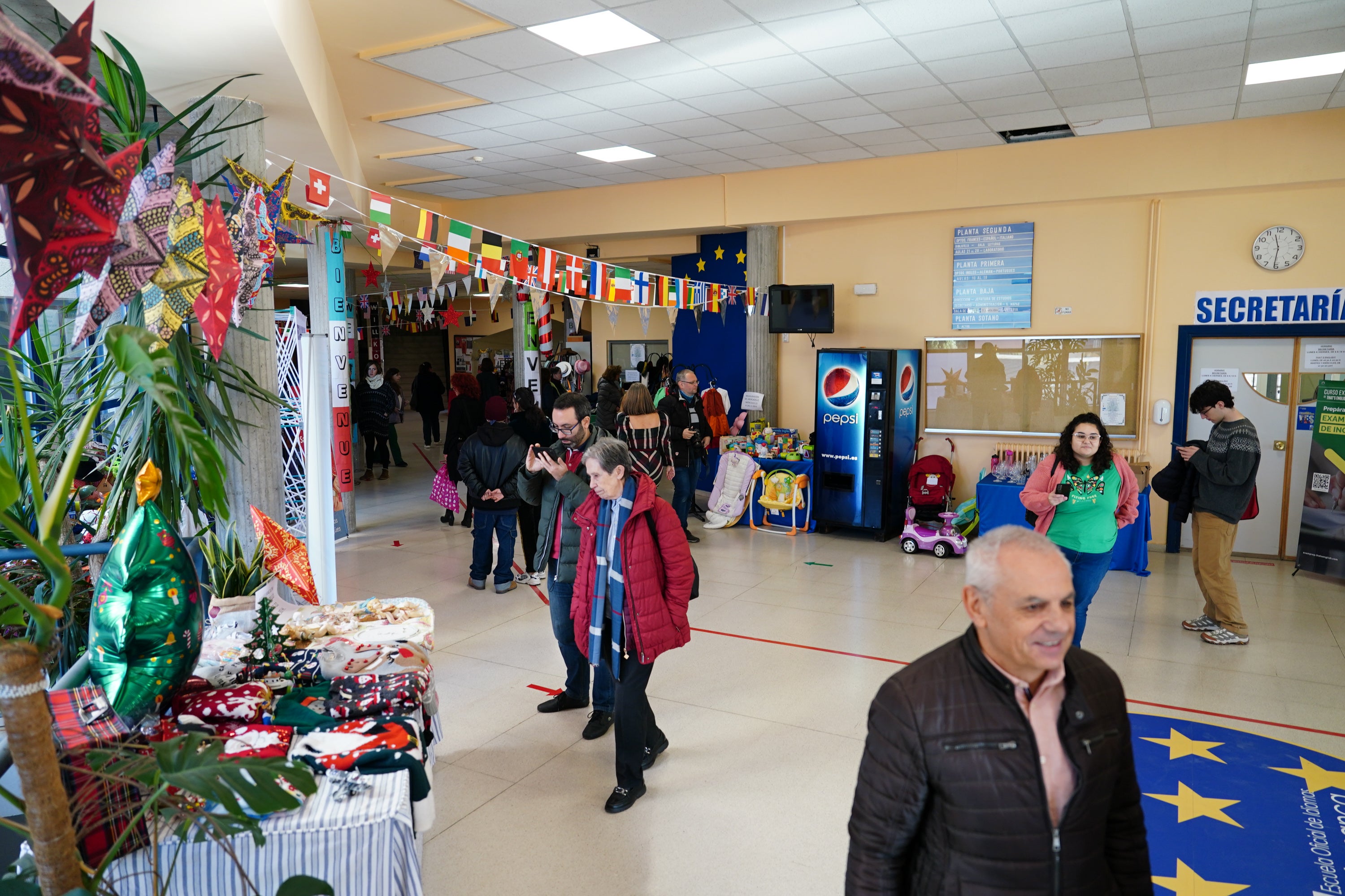 Regalos con &#039;una segunda vida&#039; en el mercadillo solidario de la Escuela de Idiomas